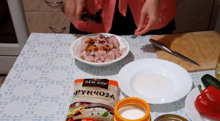 Мариновайте филийките в соев сос.