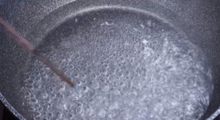 В тиган или шиш докарайте водата да заври.