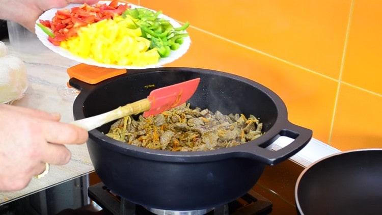На следващо място, добавете белия пипер към месото.