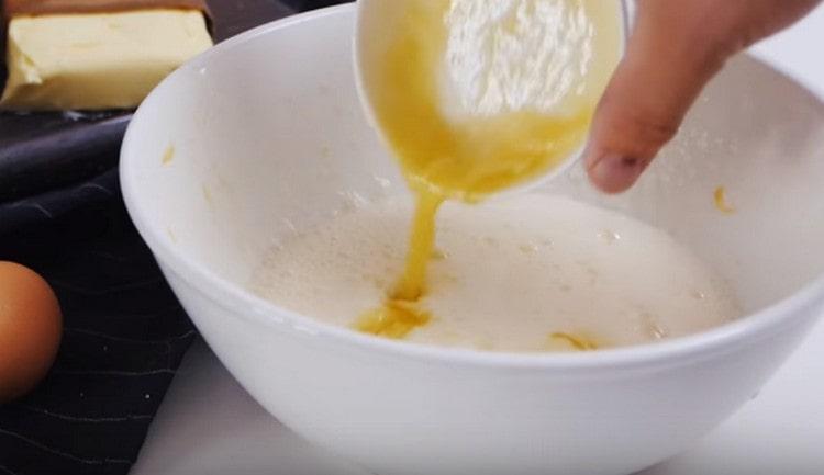 Към яйчената маса добавете млякото и маслото.
