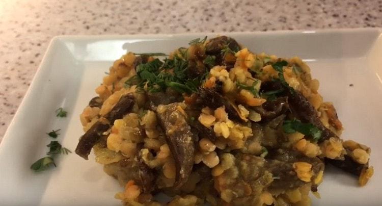 Леща с гъби ще бъде още по-вкусна, ако се сервира със ситно нарязани билки.