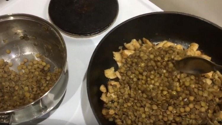 Прехвърляме сварената леща в тигана към пилешкото с лук.