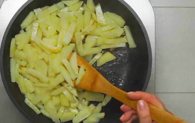Запържете картофите, за да направите основите