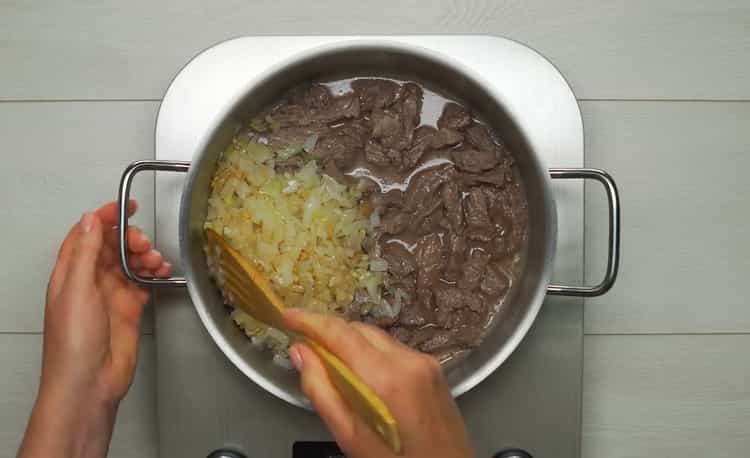 За да сготвите босилека, запържете месото