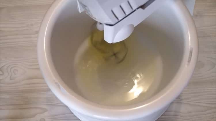 Разбийте белите за меренги