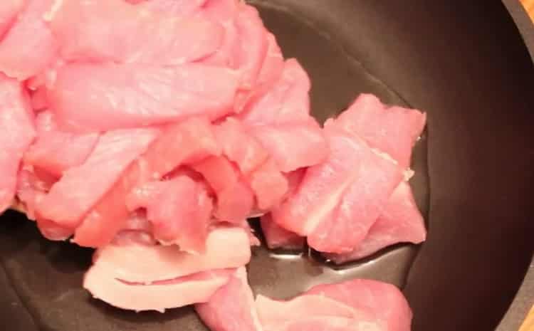 За да приготвите телешки строганоф, пригответе съставките