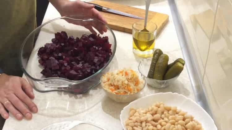 За да направите салата, нарежете цвеклото