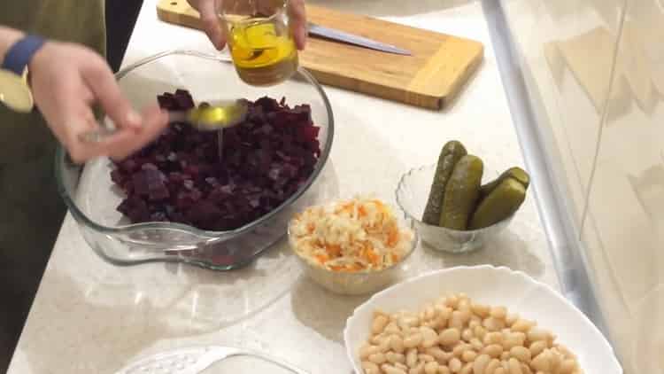 За да приготвите салатата, добавете яйца към цвекло