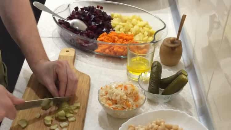 За да направите салата, накълцайте краставиците