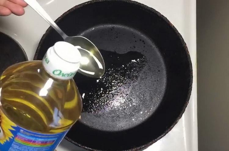 За да направите юфка, добавете олио в тигана