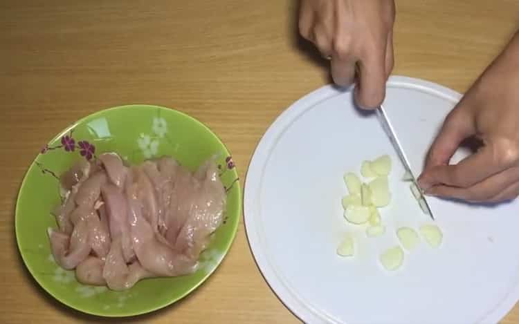 Начукайте чесъна, за да направите юфката