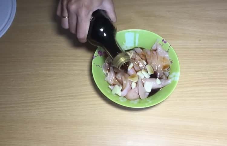 Смесете съставките, за да направите юфката.