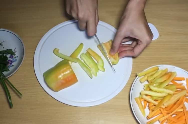 За да готвите юфка, накълцайте черния пипер