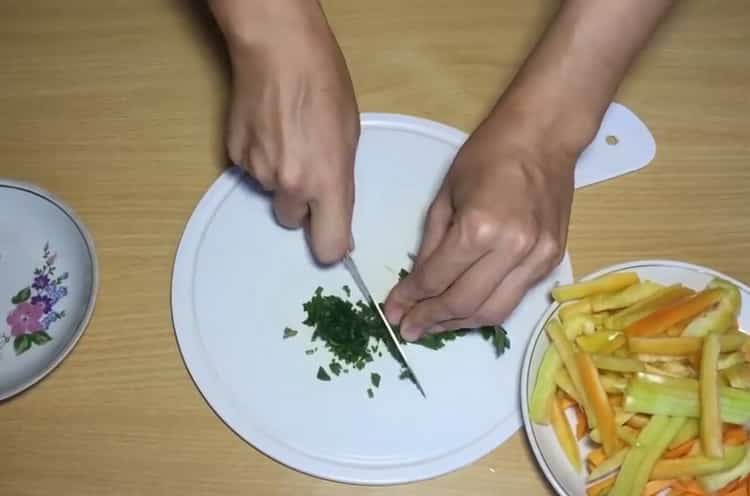 За да готвите юфка, накълцайте зелените