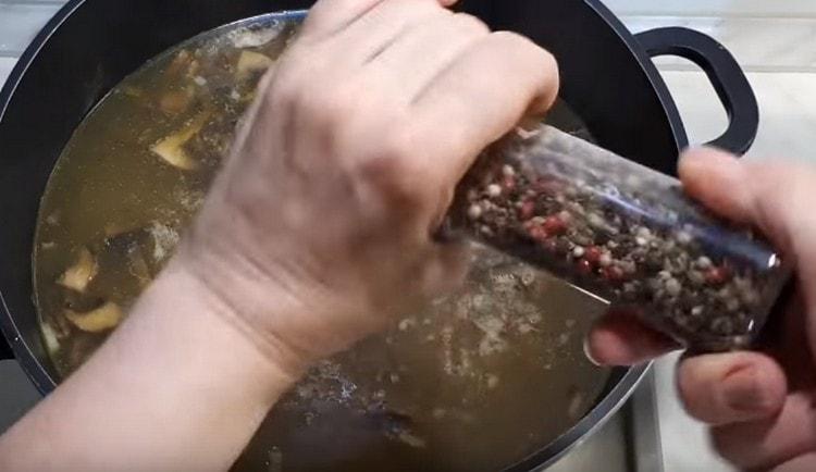 Сол, черен пипер първото ястие.