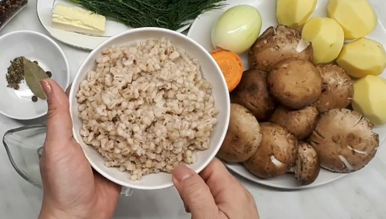 Сварете ечемика предварително.