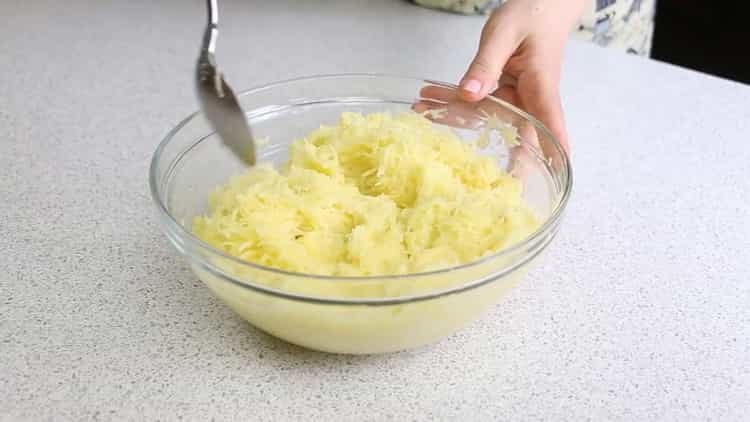За картофените палачинки настържете картофите