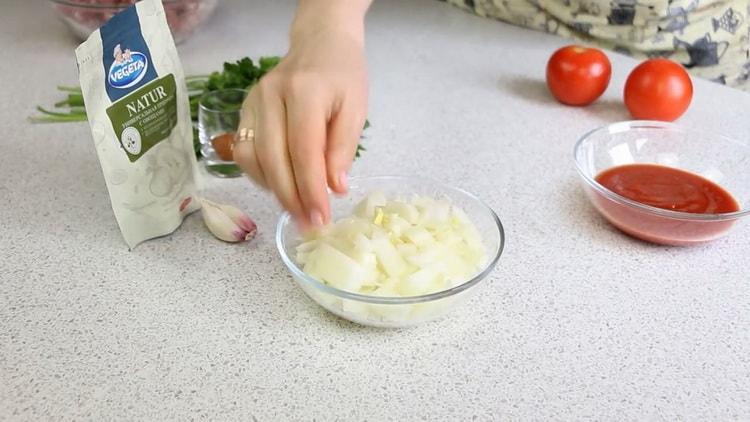 За да направите картофени палачинки, нарежете лука