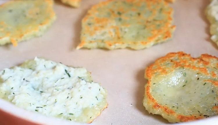 Запържете картофите, за да направите картофени палачинки