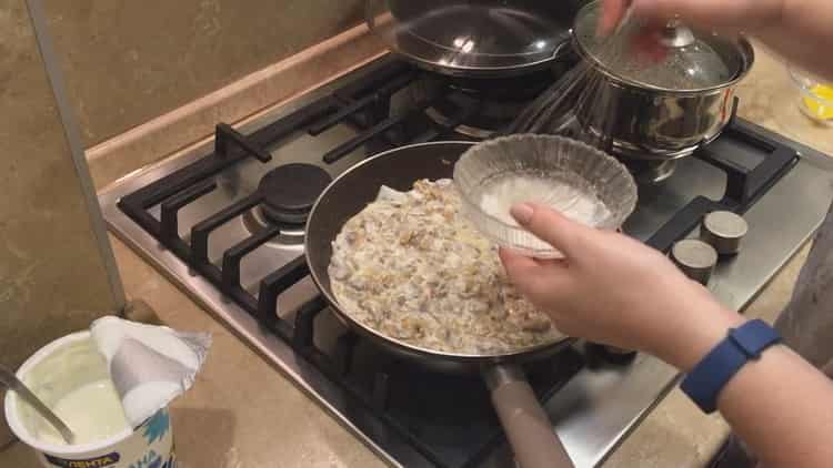 Добавете брашно, за да направите жулиен в тарталетки