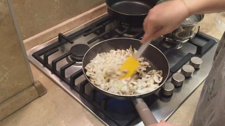 За да направите жулиен в тарталетки, запържете съставките
