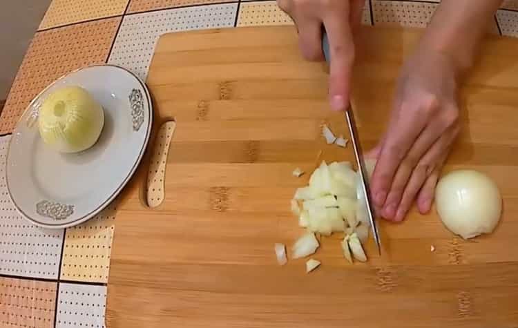 За да направите жулиен, нарежете лука