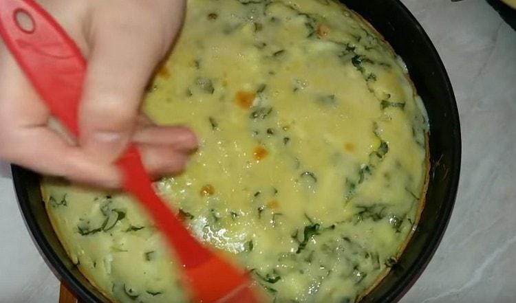 Намажете тортата със смес от мляко и яйца.
