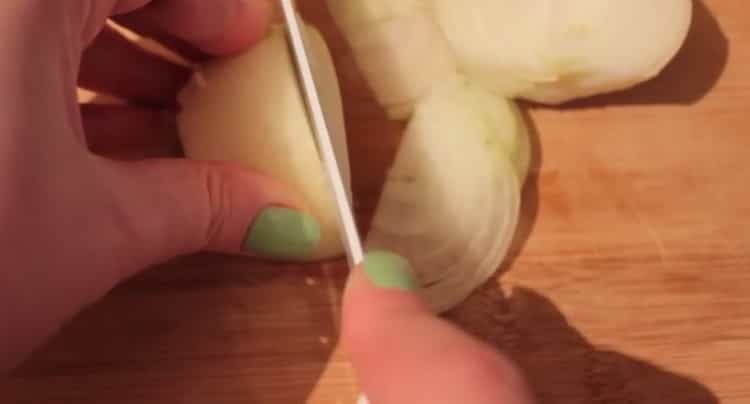 За да готвите леща, накълцайте зелените