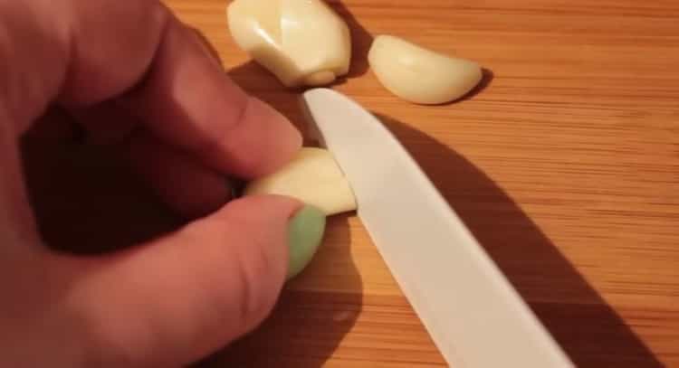 Начукайте чесъна, за да направите леща
