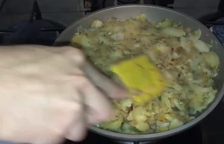 Сложете съставките в тиган за готвене