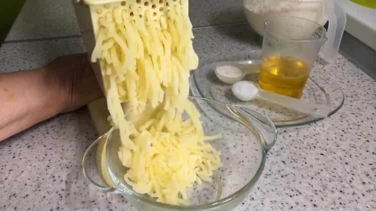 кълцайте картофи, за да направите картофено тесто