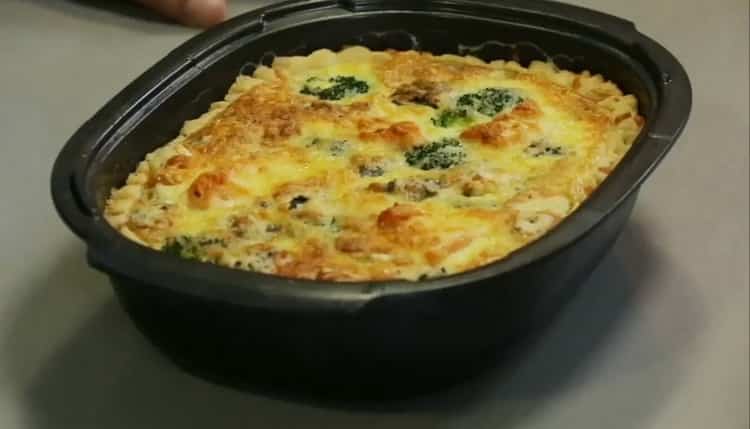 киче със сьомга и броколи е готово