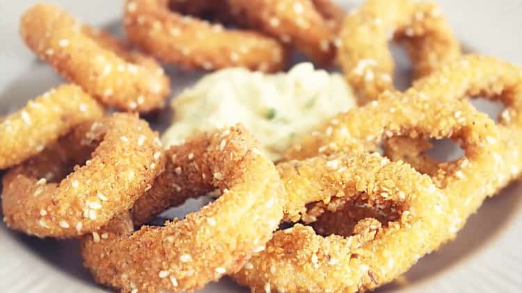 Калмари с калмари в тесто със сос от заквасена сметана - вкусна рецепта за закуска за 10 минути