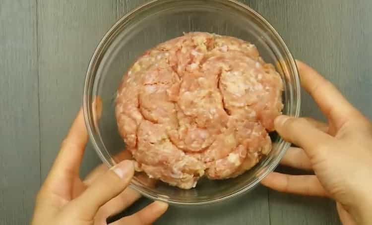 Готвене на пилешки кюфтенца в сос от заквасена сметана