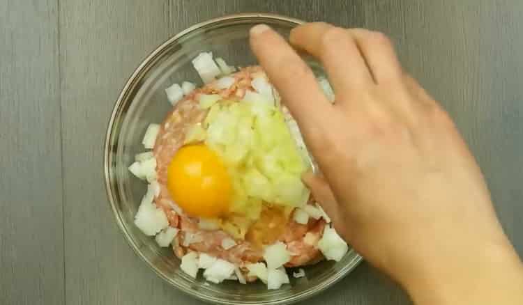 за приготвяне на кюфтета подгответе съставките