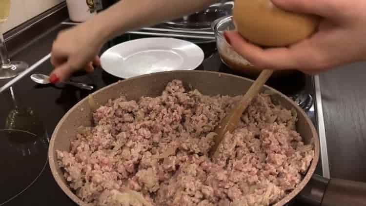 За да направите лазаня, сотирайте кайма