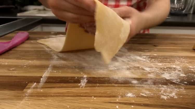 За да направите лазаня, разточете листовете
