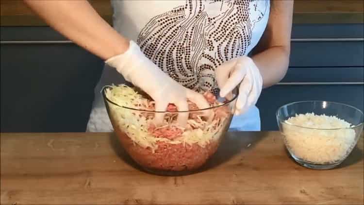 Смесете съставките за мързеливи зелеви рулца
