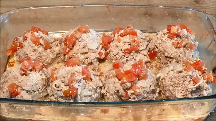 Вкусни мързеливи зелеви рулца със зелев ориз и кайма в заквасена сметана и доматен сос