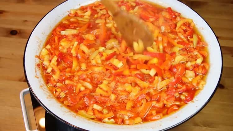За да готвите лечо, сварете съставките