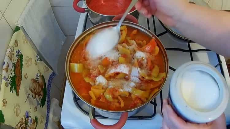 Добавете сол за приготвяне на лечо