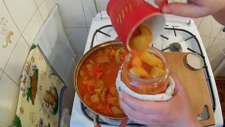 За да приготвите лечо, сложете съставките в буркан