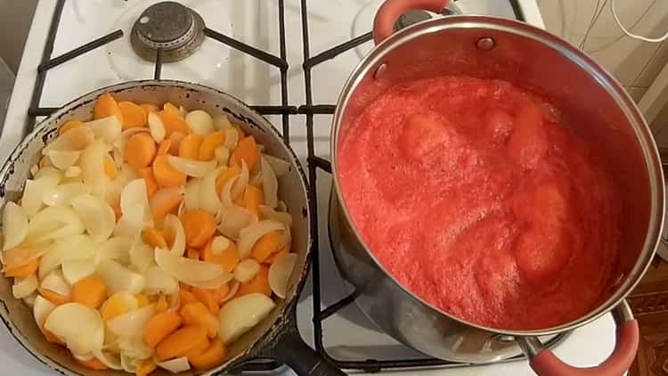 За да готвите лечо, запържете зеленчуците