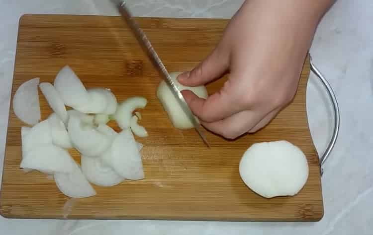 За да готвите лечо, накълцайте лука