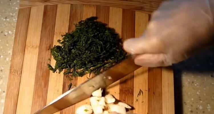 За да нарязвате лобио, нарязвайте чесъна