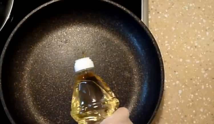 За да направите лобио, предварително загрейте тигана