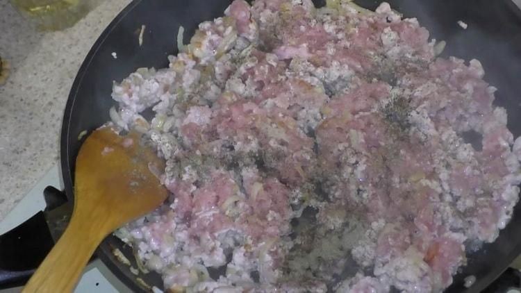 За макароните смесете съставките.