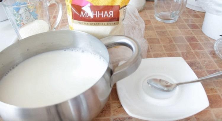 Изсипете мляко в тигана, добавете вода.