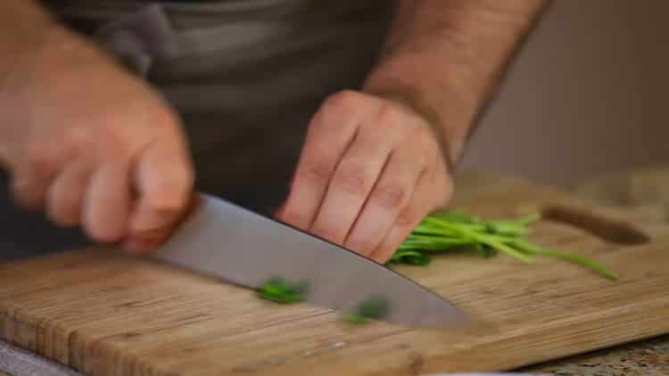 За да направите пастата, накълцайте зелените