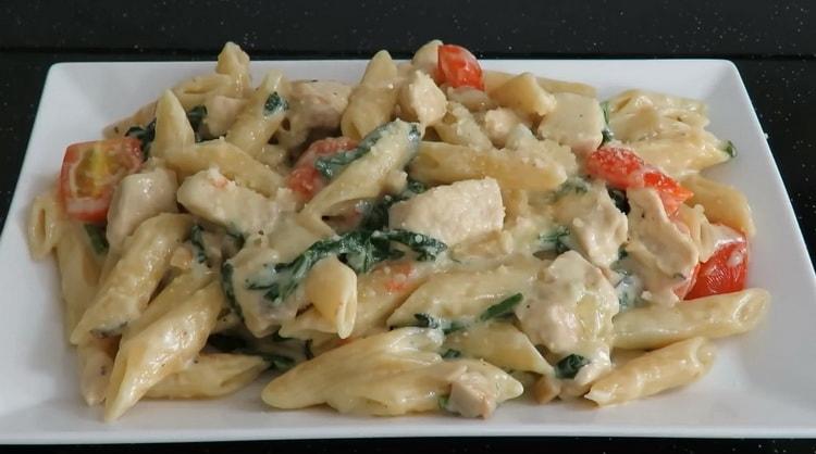 Вкусни пилешки макаронени изделия Penne в кремообразен сос